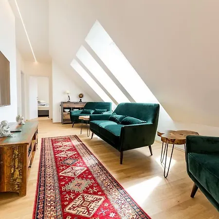 Große Dachgeschosswohnung Im Herzen Von *