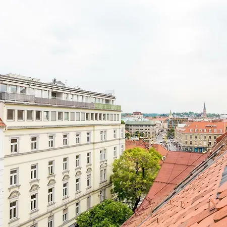 Grosse Dachgeschosswohnung Im Herzen Von Graz