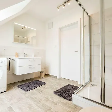 Große Dachgeschosswohnung Im Herzen Von *