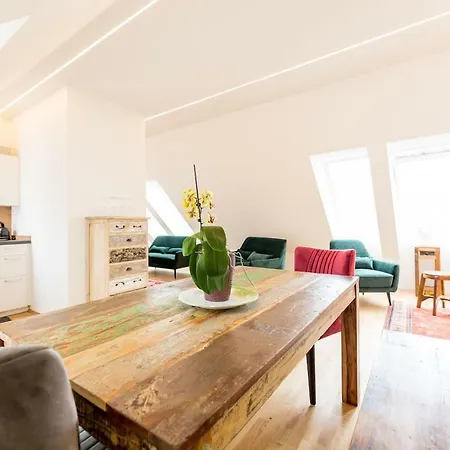 Grosse Dachgeschosswohnung Im Herzen Von アパート グラーツ