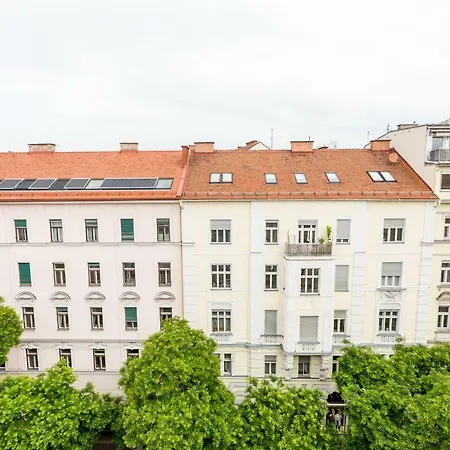 Große Dachgeschosswohnung Im Herzen Von