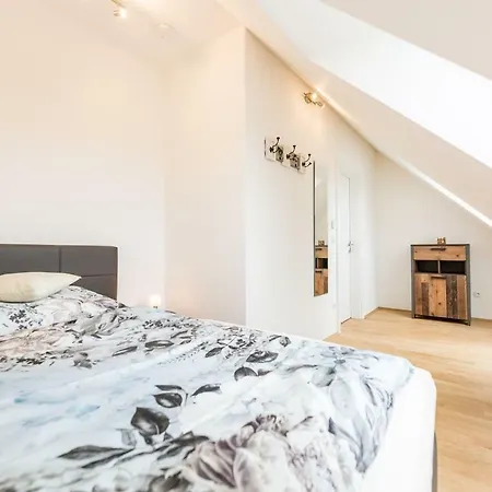 Große Dachgeschosswohnung Im Herzen Von