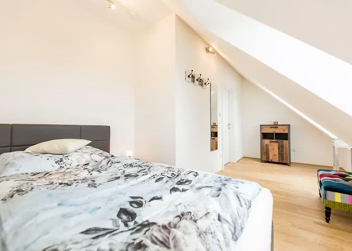 Grosse Dachgeschosswohnung Im Herzen Von